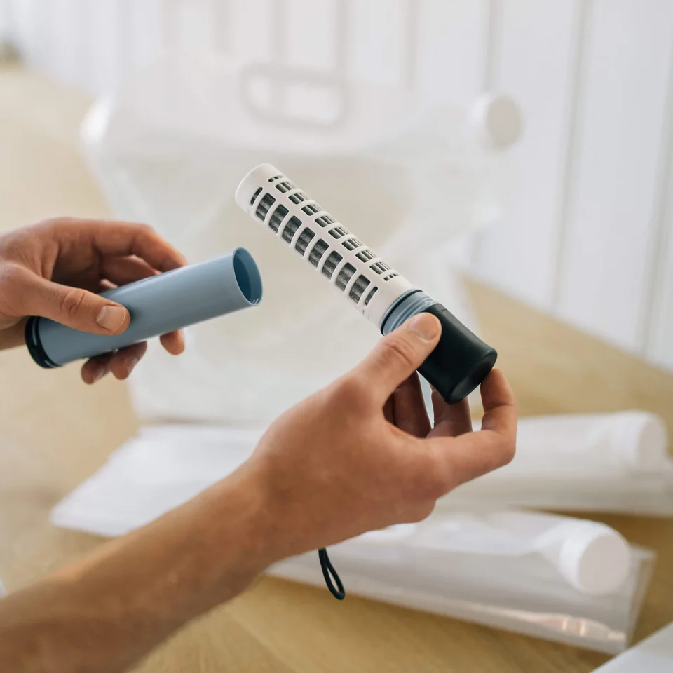 Portabelt vattenfilter med utbytbar insats och handledsrem