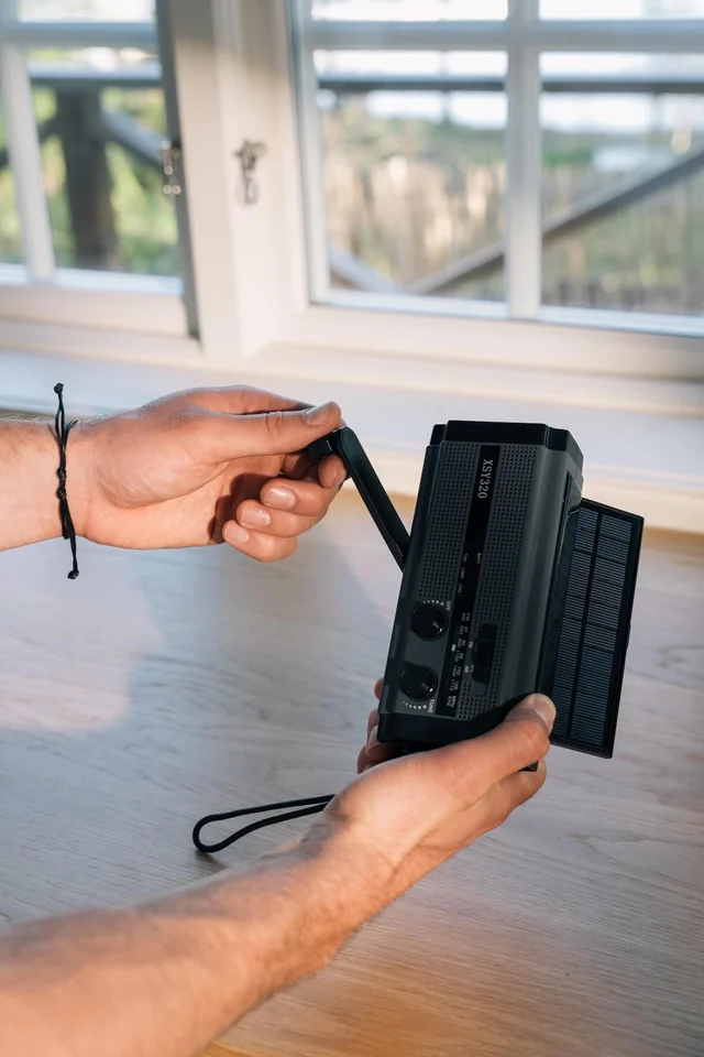 Vevradio med utfälld solpanel, vev och USB-uttag
