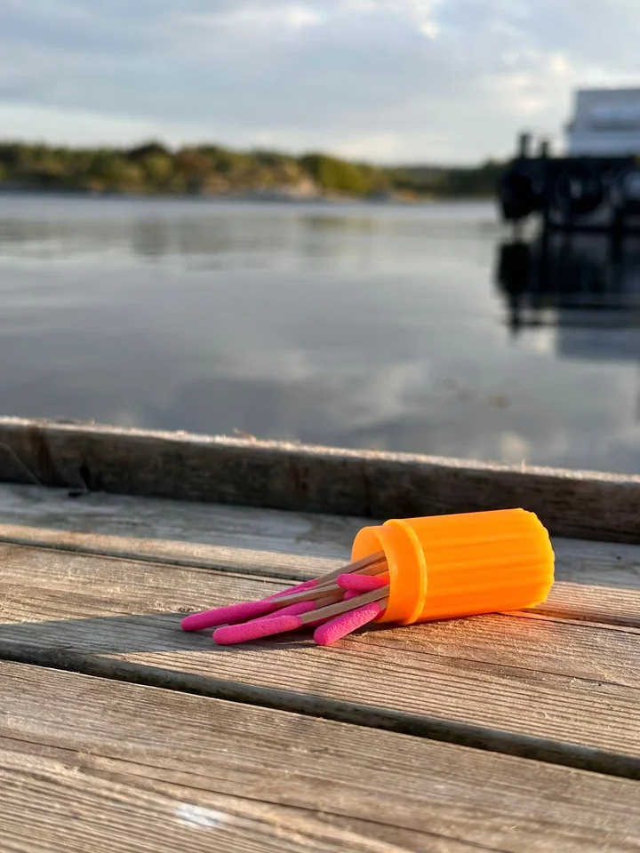 Ask med vindtåliga stormtändstickor