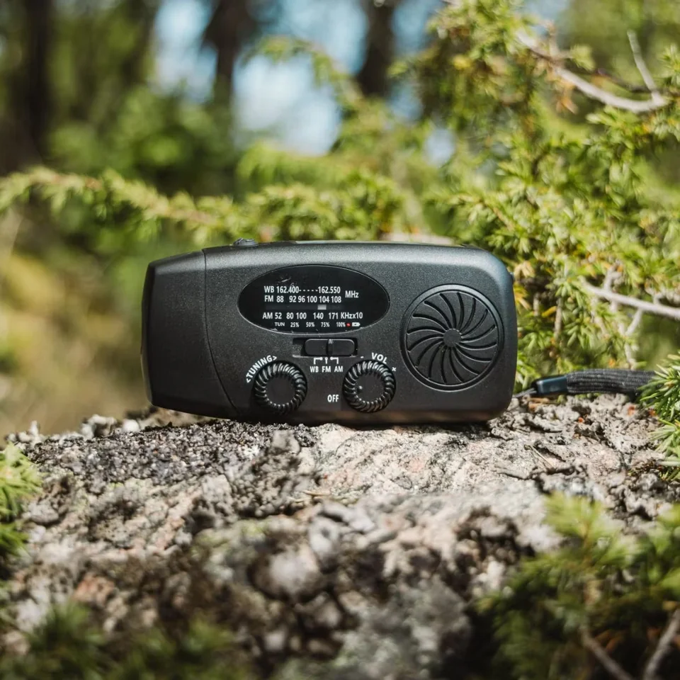 Bärbar vevradio med powerbank i röd kåpa