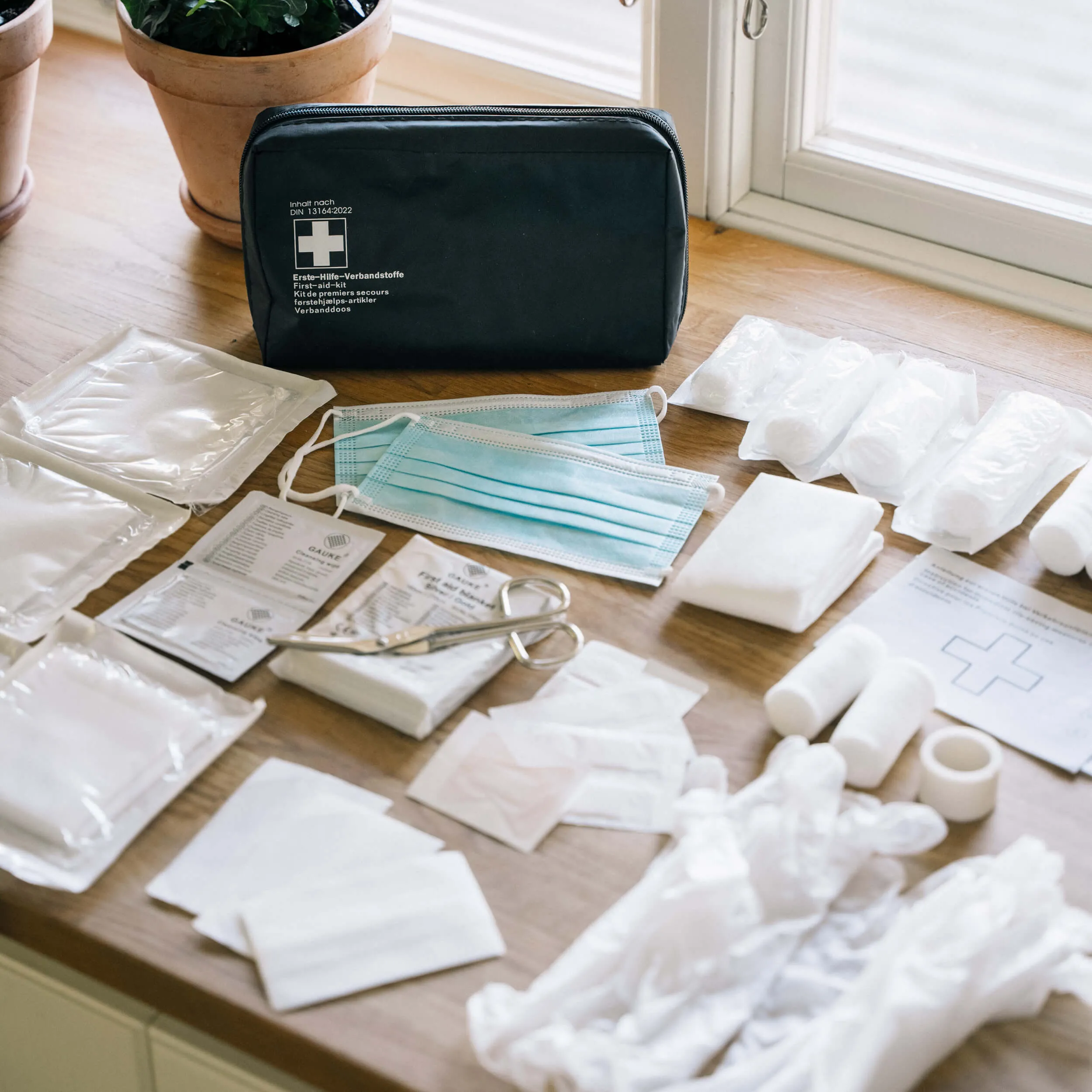 Premium första hjälpen-kit med nödfiltar